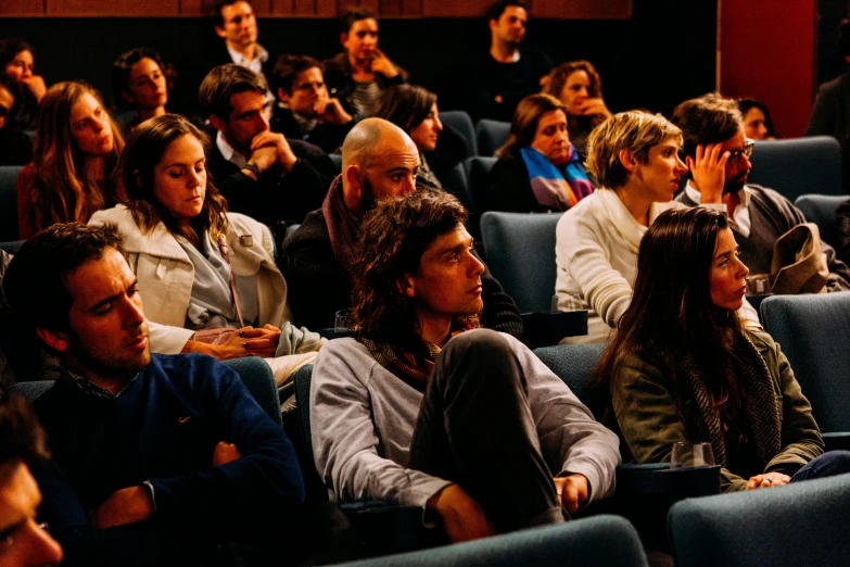 a bunch of people sitting on seats at an event