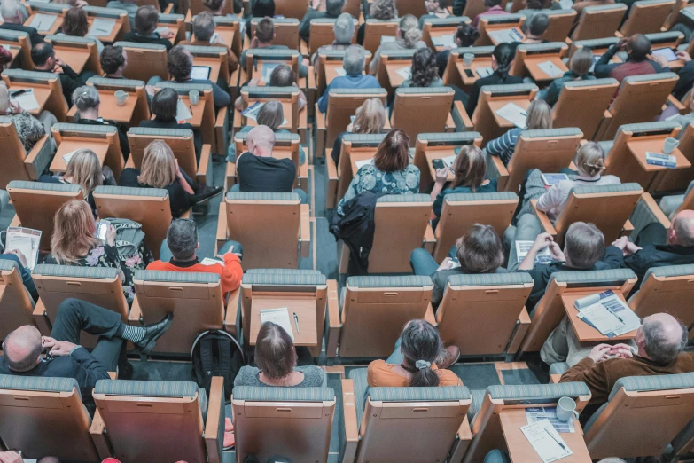 an auditorium full of people are watching soing