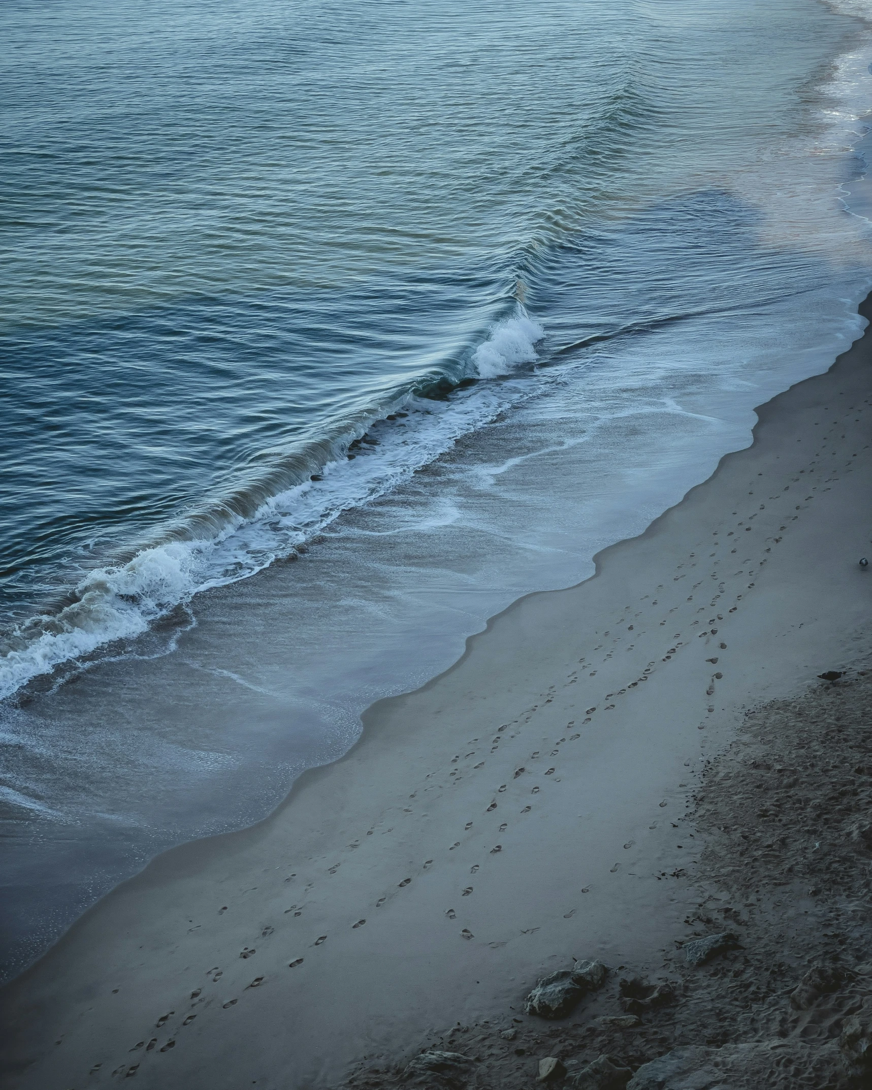 the ocean waves on the beach are about ready to crash