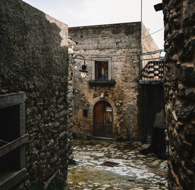 an alley way with an entrance and a small building