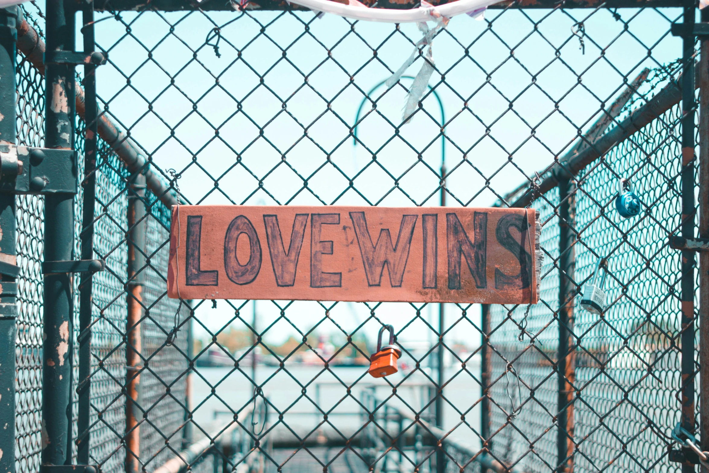 some metal mesh with a sign posted on it