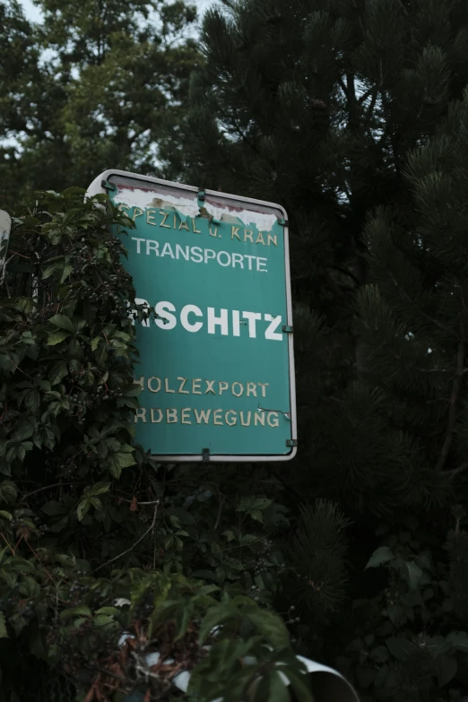 an german sign pointing right to another direction on a tree