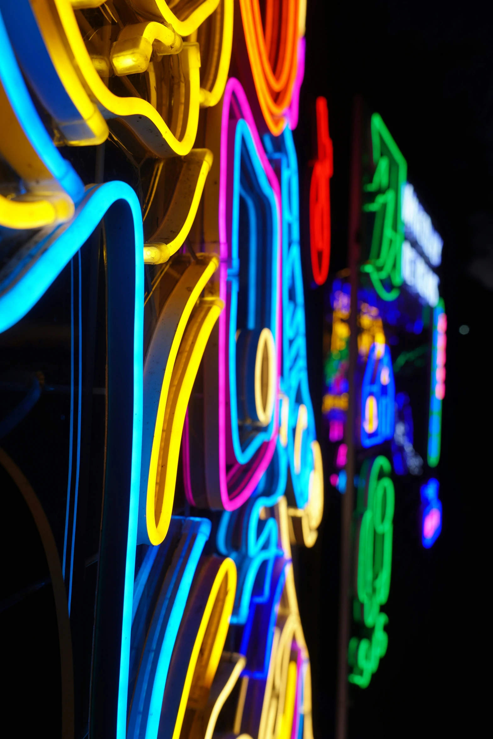 a neon neon sign that says neon life