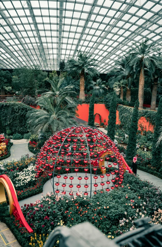 a lot of flowers are all in the middle of the building