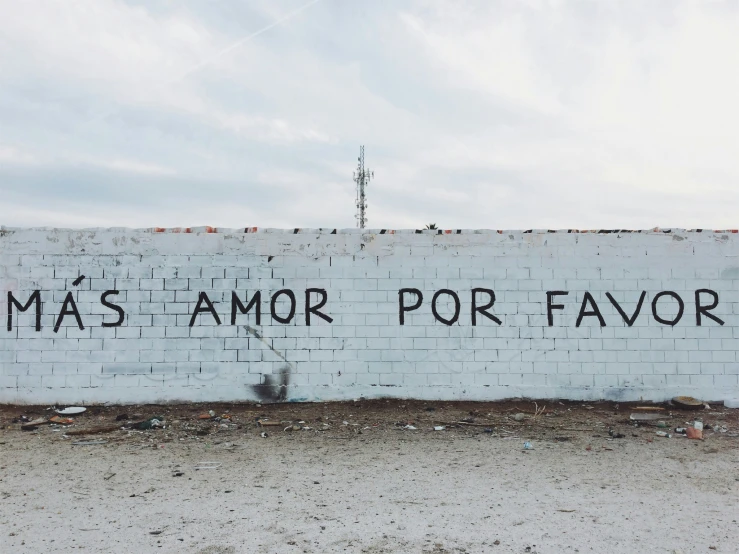 the writing on the wall reads, mas amor por favors