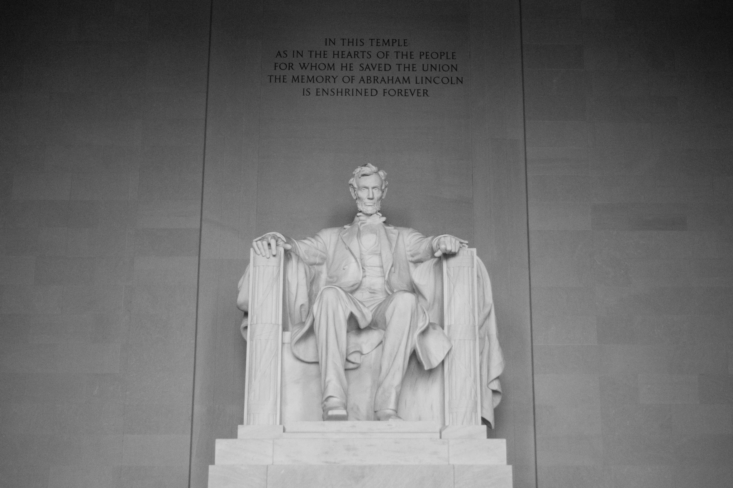 an architectural view of the lincoln memorial in washington dc