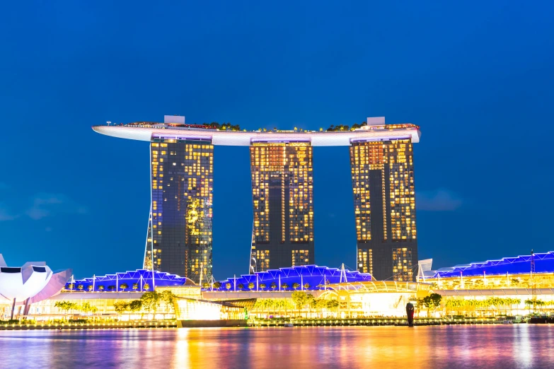 the marina bay el at night with its marina in the background