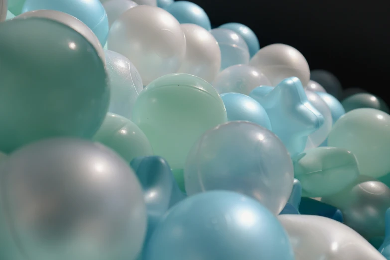 there are many different balloons that are blue and white