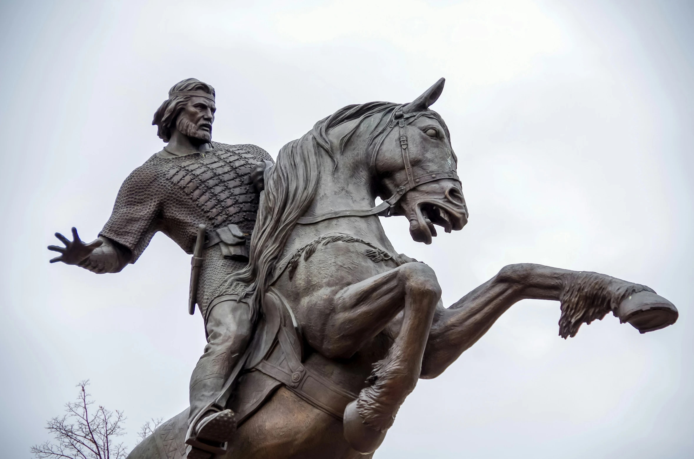 the statue of a man is holding on to a horse