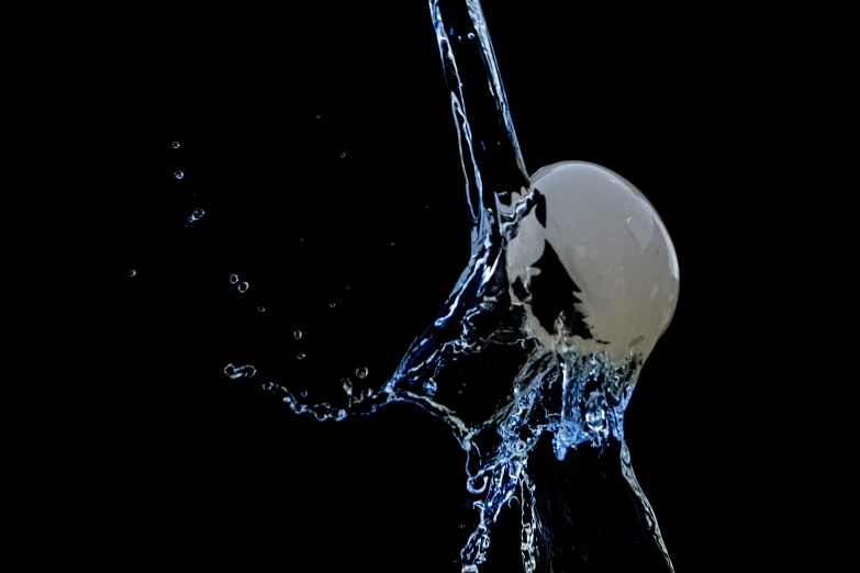 a big water fountain that has some water splashing