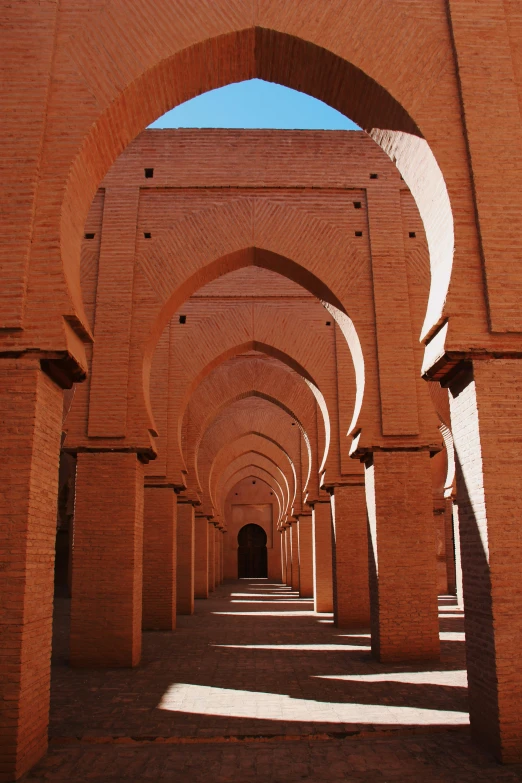 there are an arch between two buildings