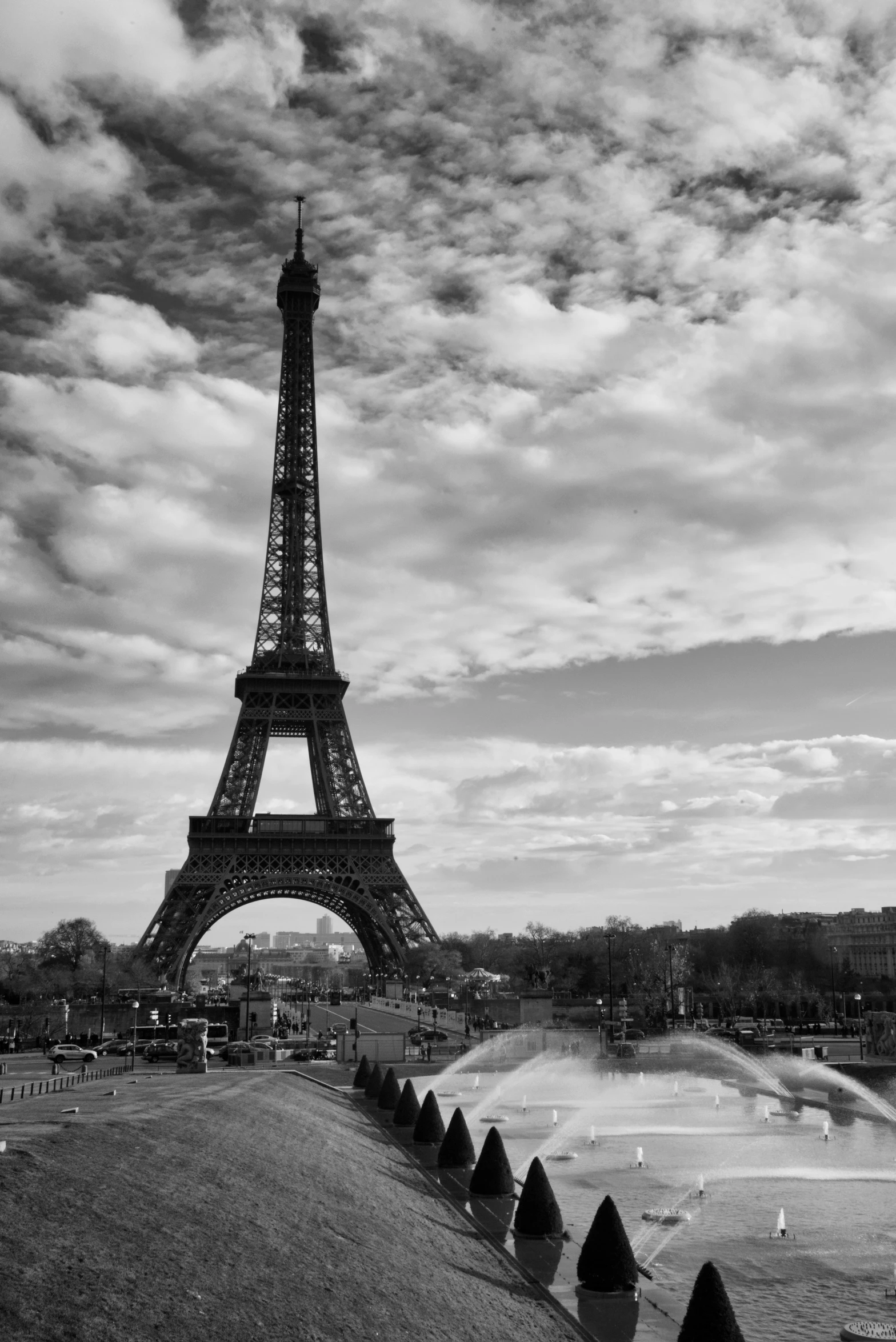 a black and white po of the eiffel tower in paris