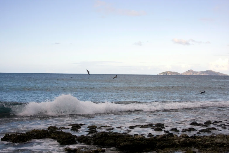 people para - sailing over the water at sunset with waves