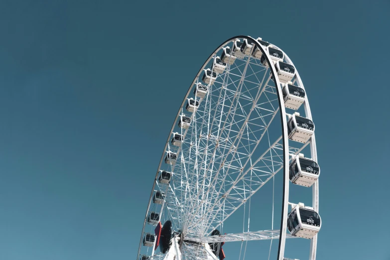 there is a very large wheel with many lights on it