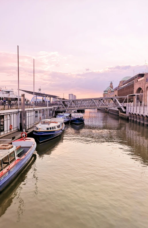 a bunch of boats are docked at the river