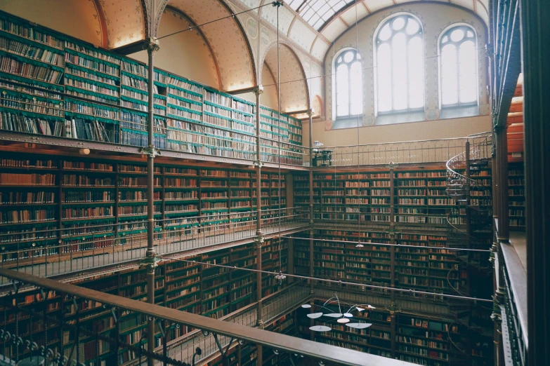 there is a room full of books in a liry