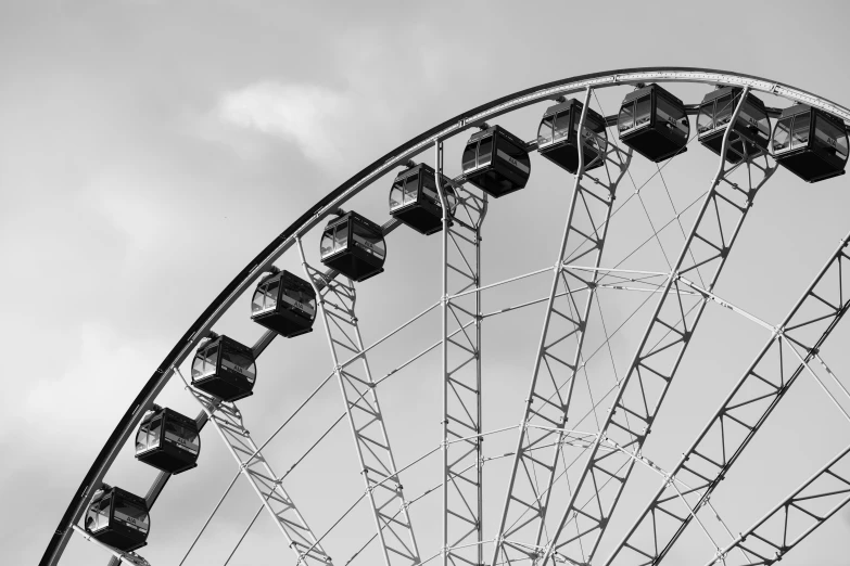 a ferris wheel that is on a cloudy day