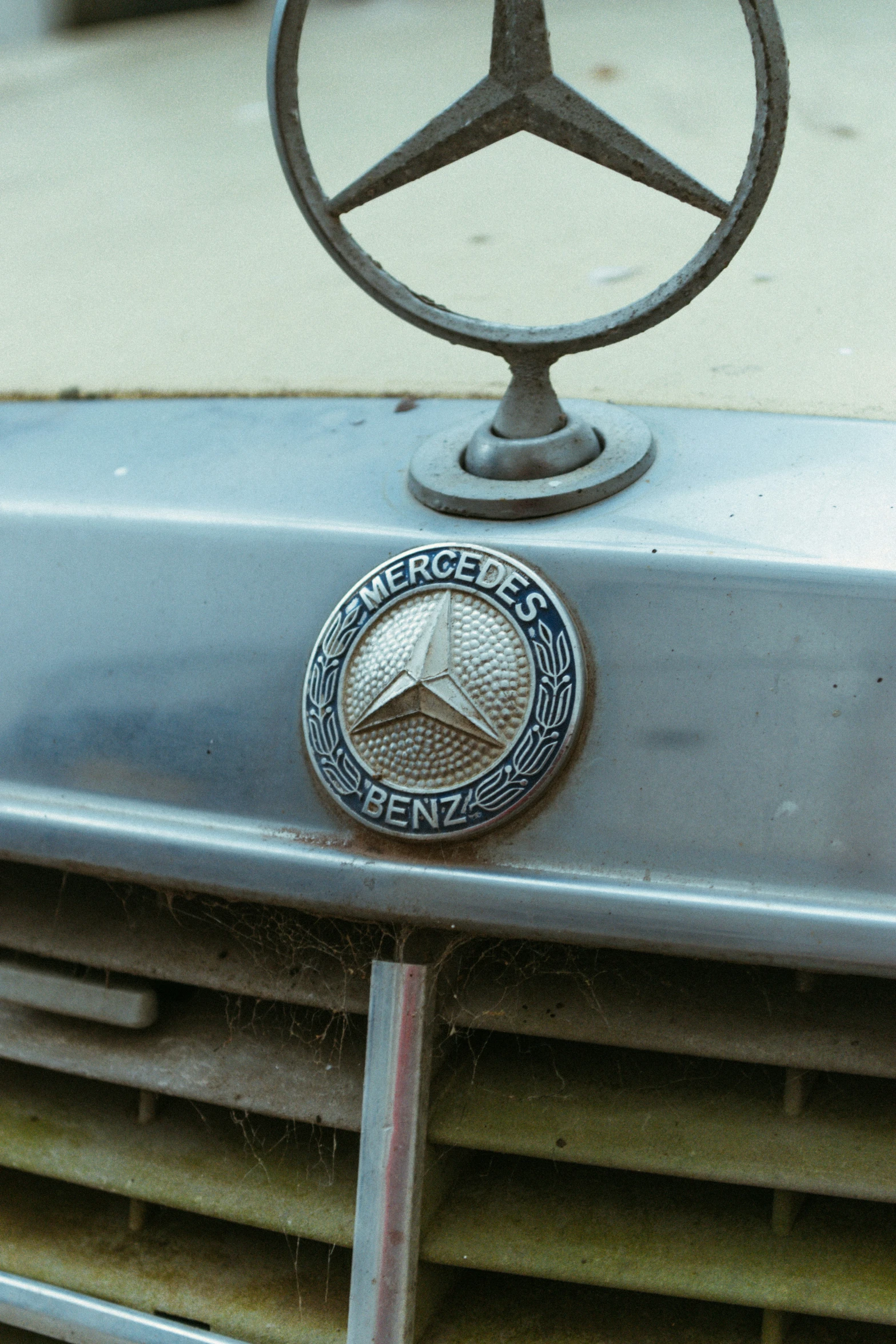 a close up of a mercedes emblem on a car