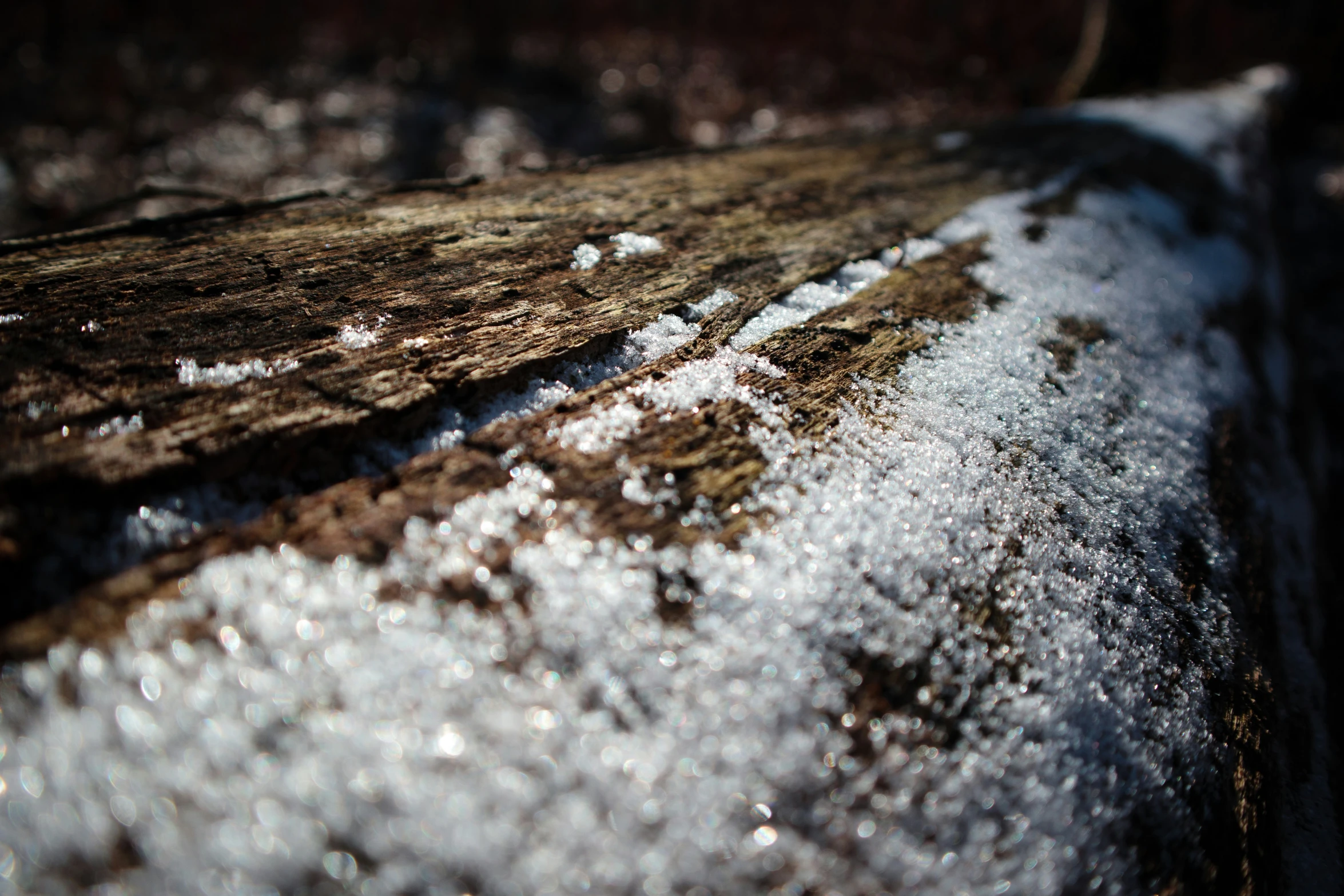 the snow is all over the top of the tree stump