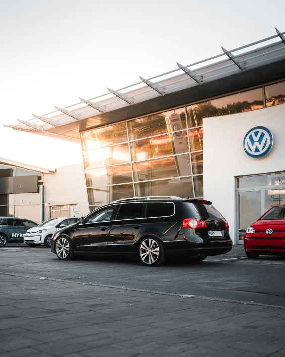 a row of cars are parked in front of a building