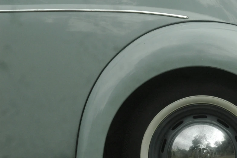 the front of a vehicle's wheel has a silver tip and white rim