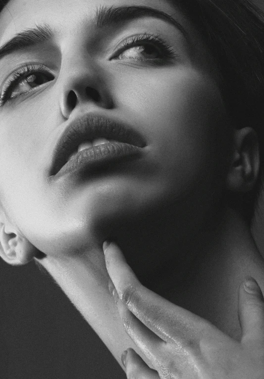 the woman is posing in black and white for her portrait