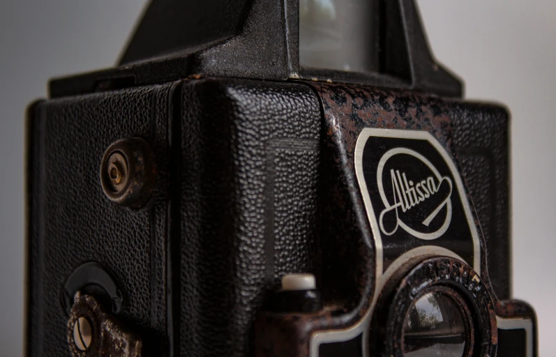 an old fashioned camera has the word wilson on it