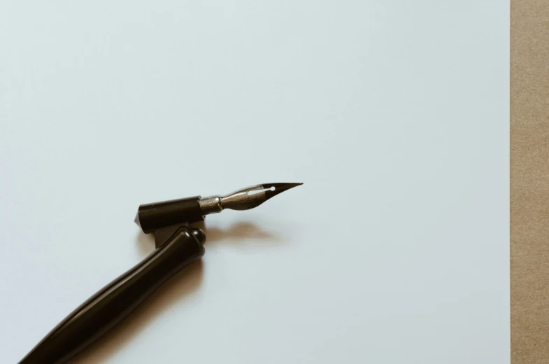 an object sitting on a table top with a pen in it