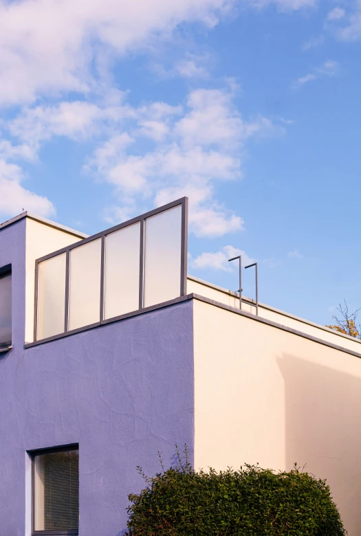 a bird is flying in the blue sky above some houses