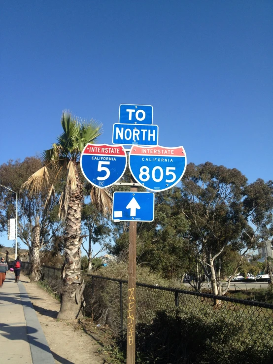 a blue street sign that says to north and indicates the way