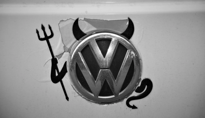 the emblem of a car is shown on the front bumper