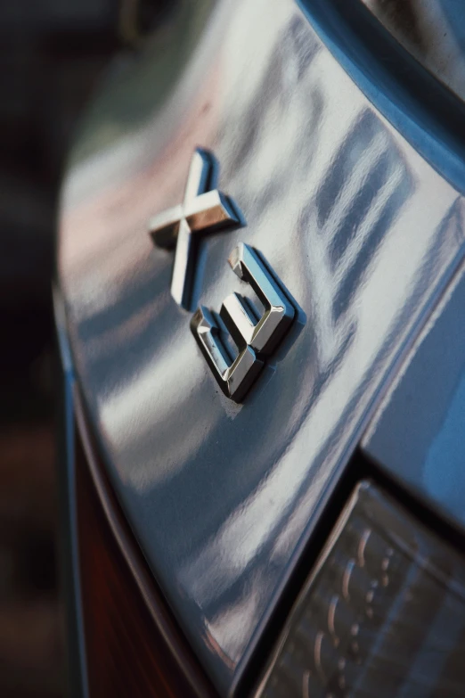 the rear emblem of a car that is shiny blue