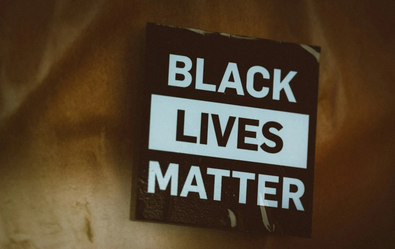 the black lives matter sign is white on black
