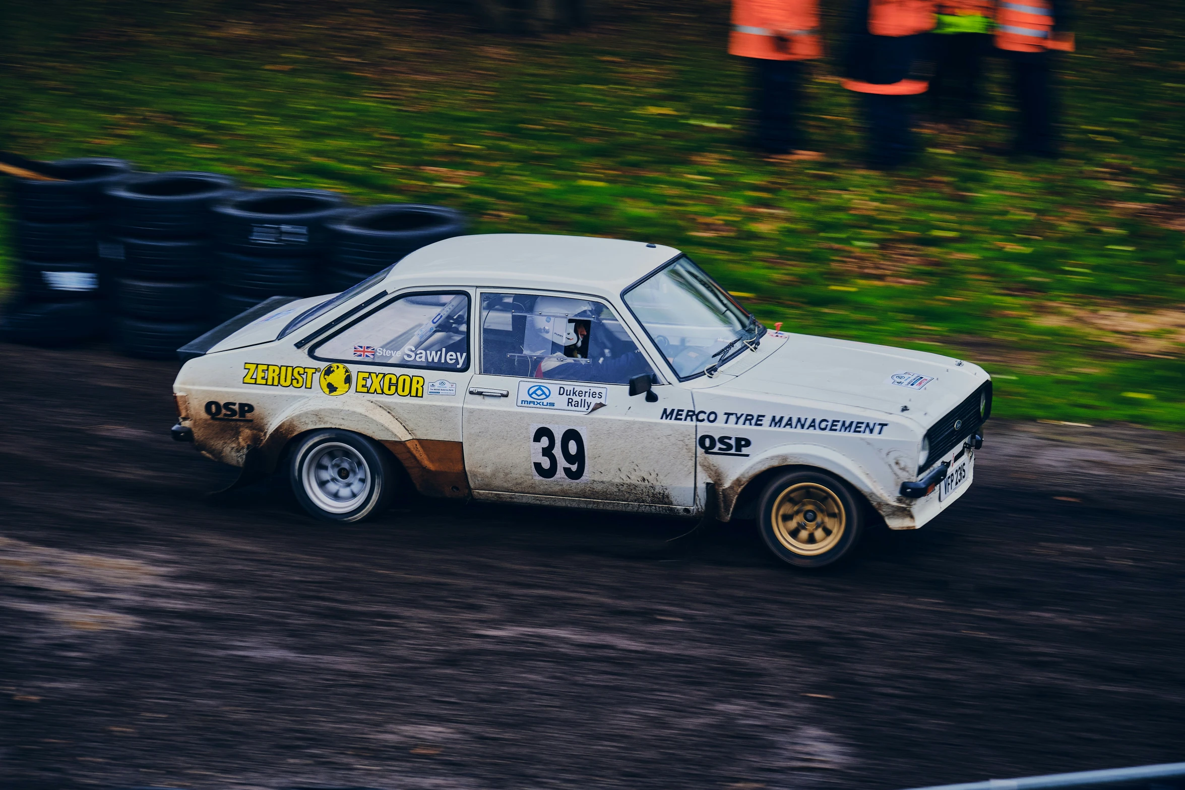 a dirt track with a dirt car that is white and yellow