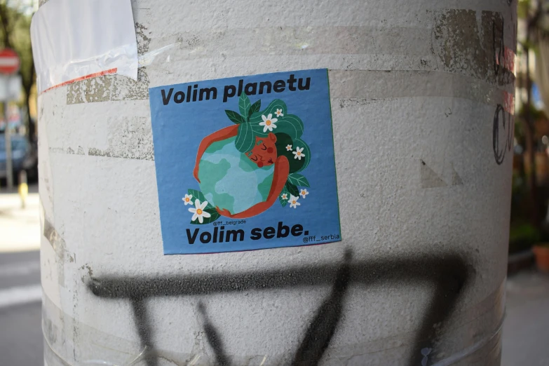 a sticker on the side of a pole that reads vollim sebe