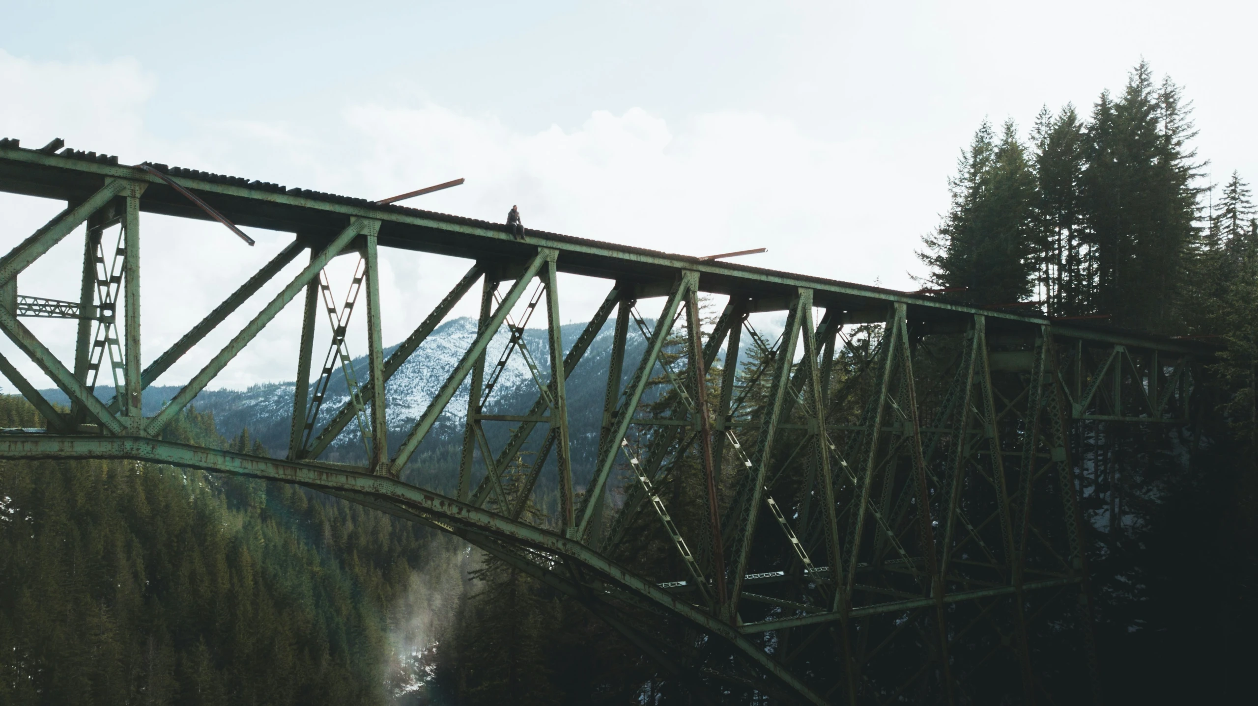 there is a bridge that stretches over a small lake