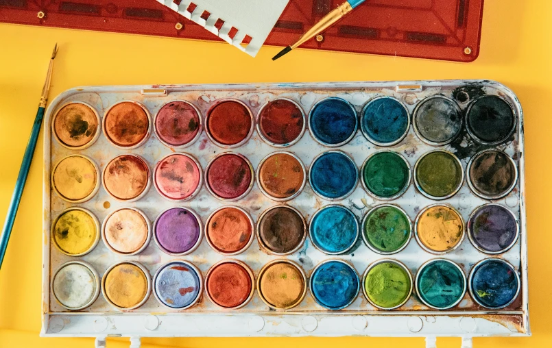 a close up of a bunch of paint brushes on a tray