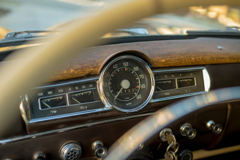 the dashboard of an old fashion car