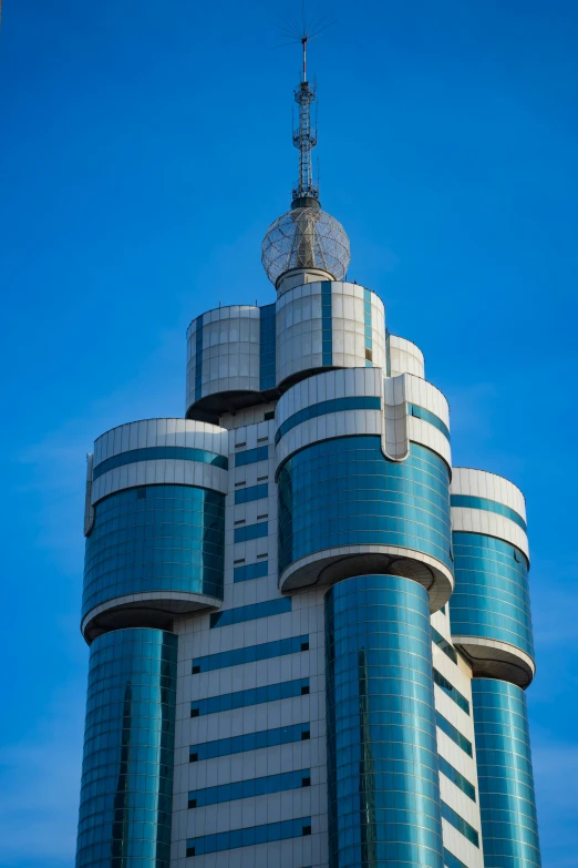 the top of a building with an antenna on the side