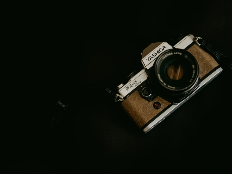 the camera with an old looking lens is on the table