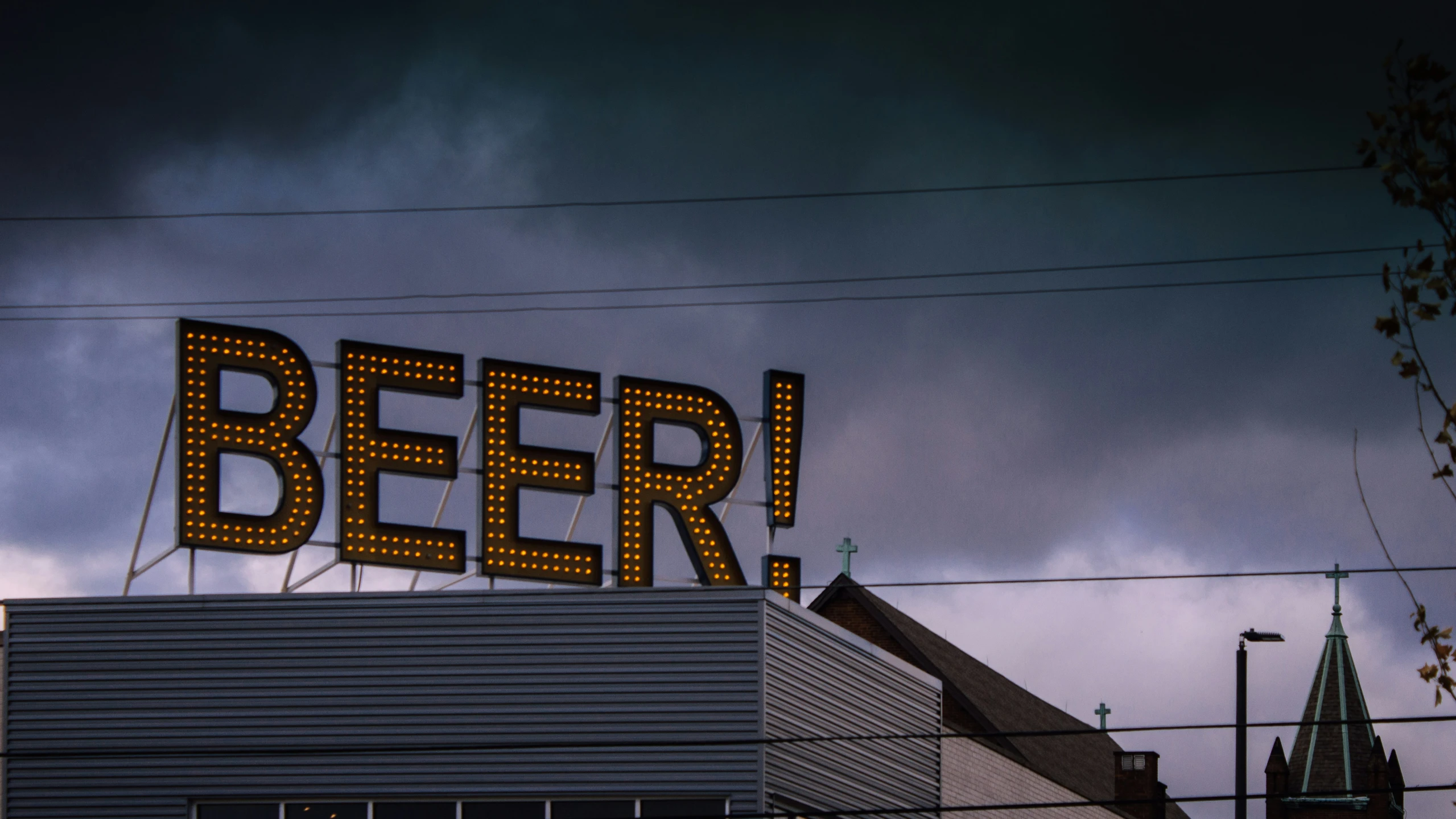 the sign says beer above the roof of the building