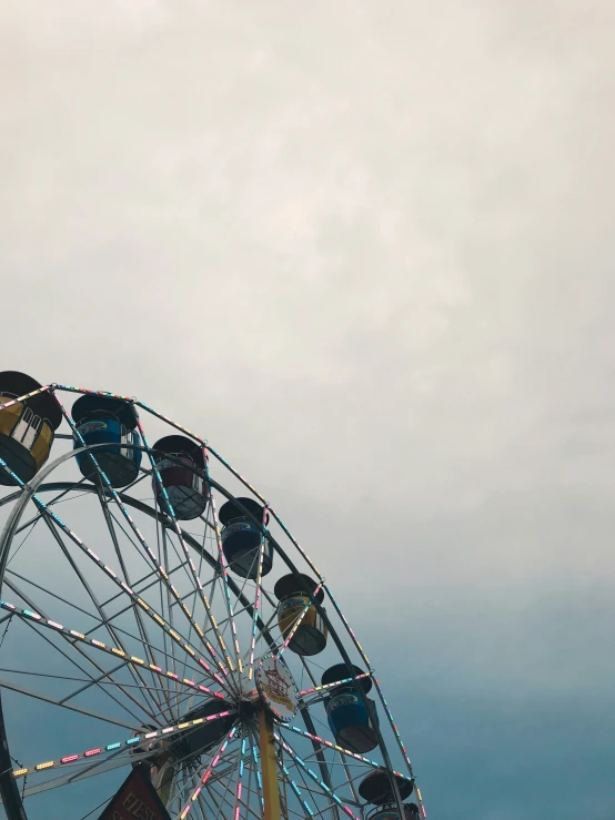 there is an amut ferris wheel on this very cloudy day