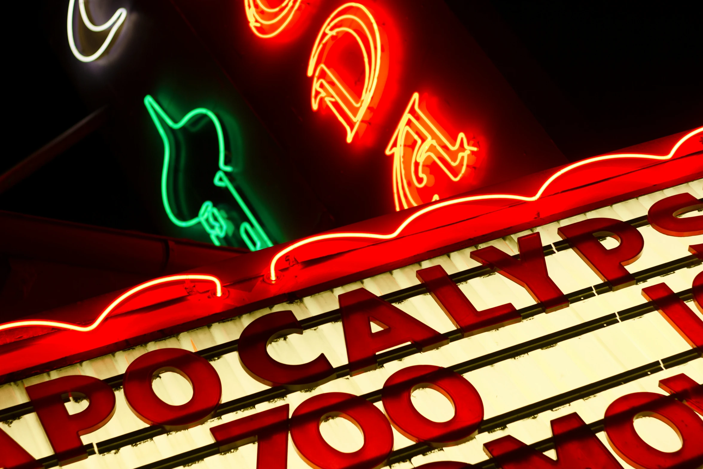 a picture of a neon sign lit up