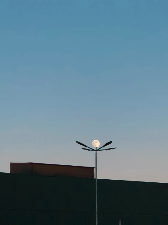 street lamp sitting on the top of a pole