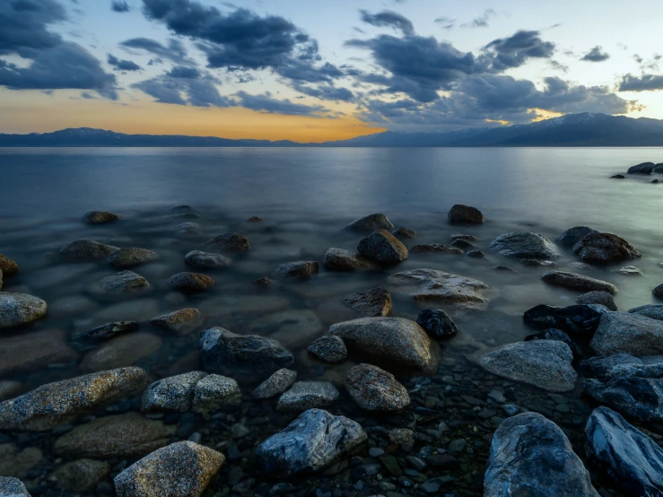 there are many rocks along this beach by the ocean