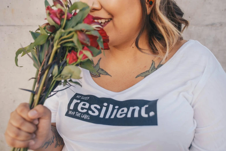 the woman is holding roses in her hands