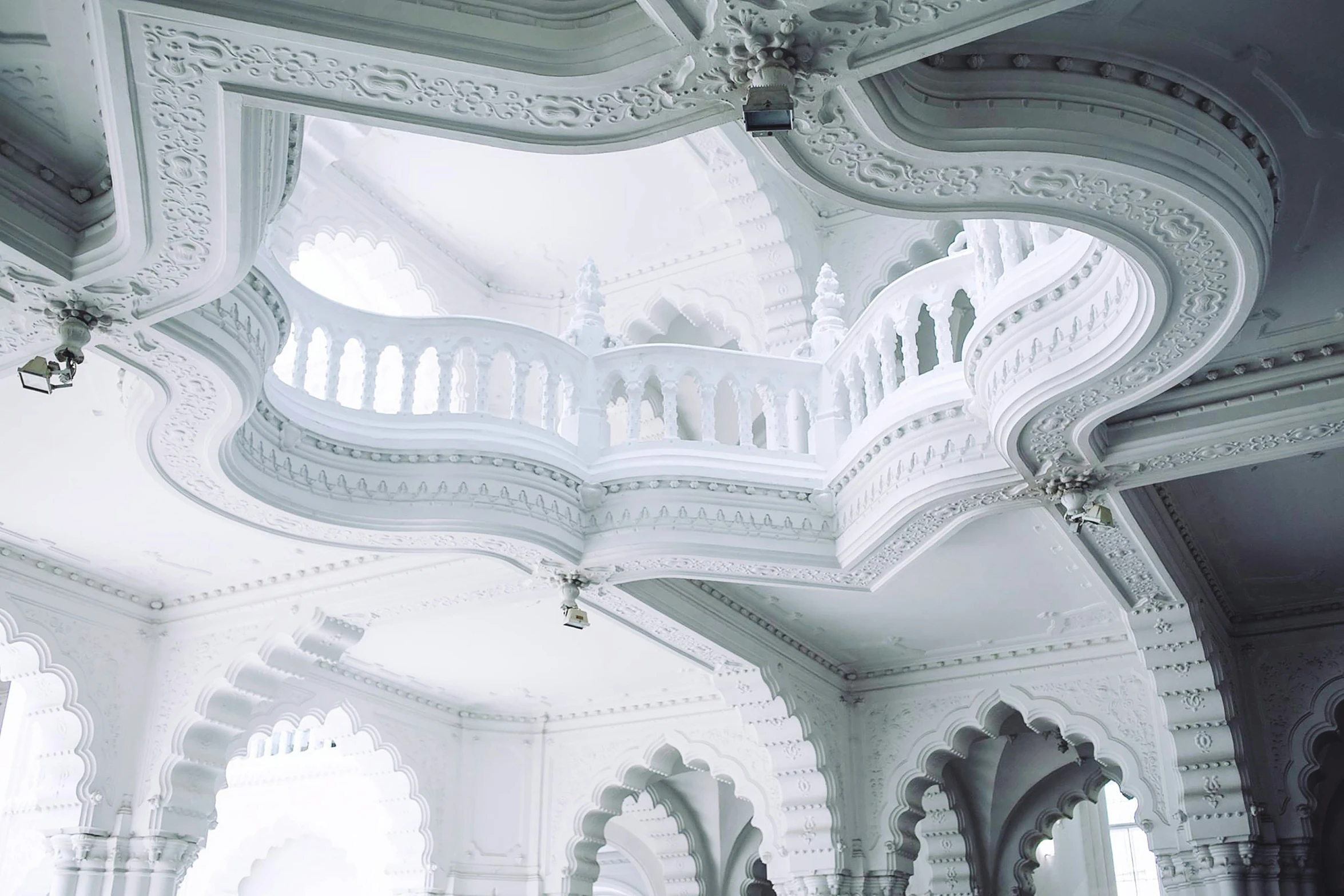 arches and arches are in the middle of an elegant room