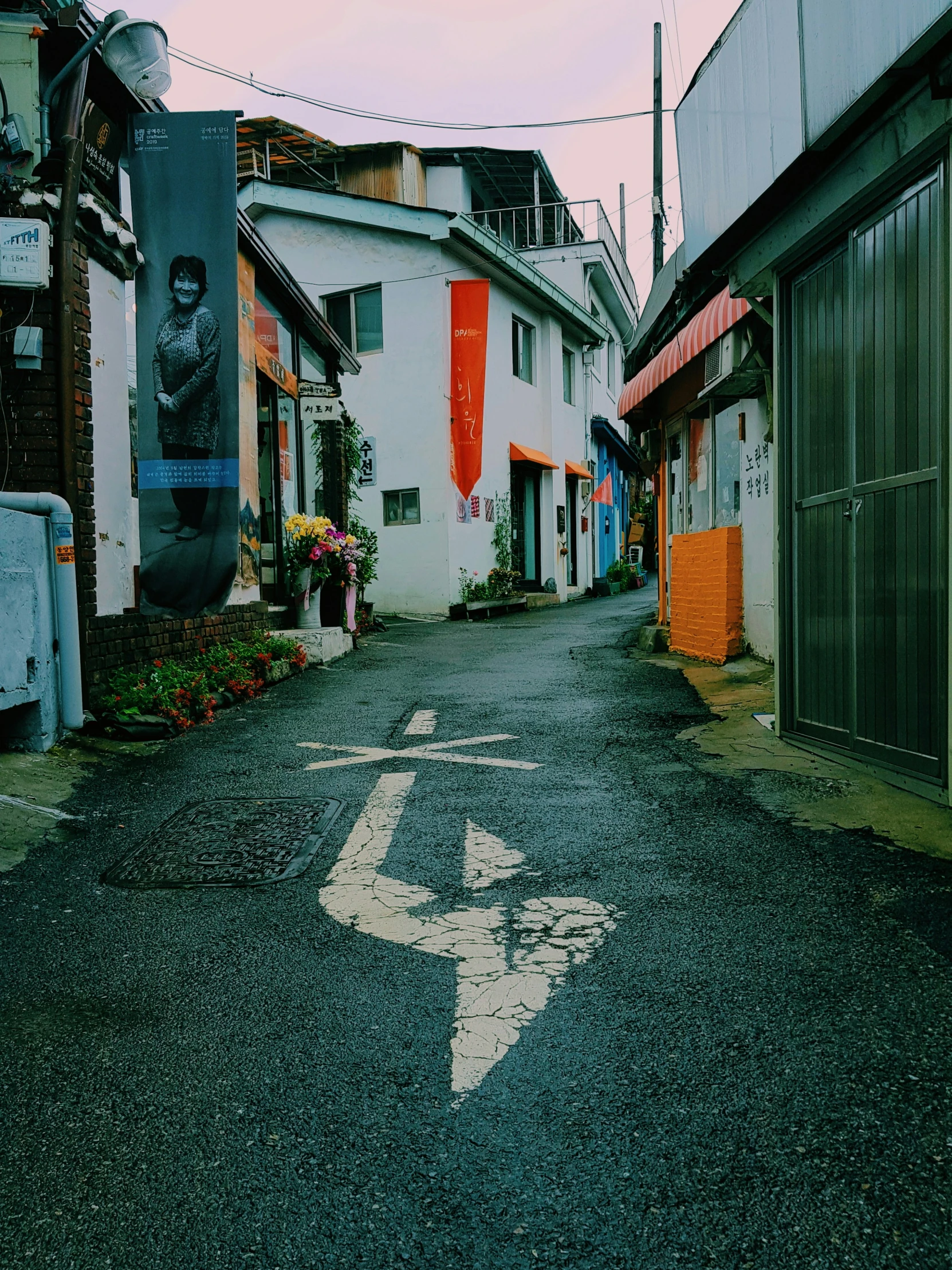 an arrow is drawn on the road between houses