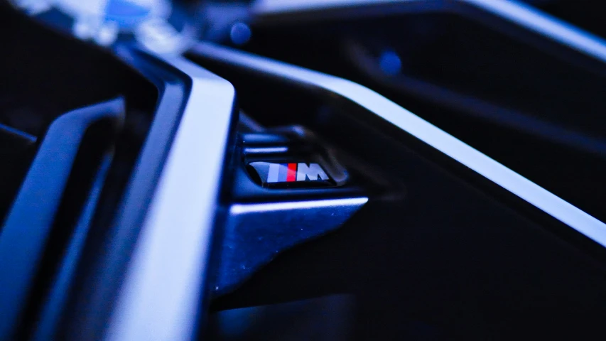 a close up view of an auto meter with an arrow on it