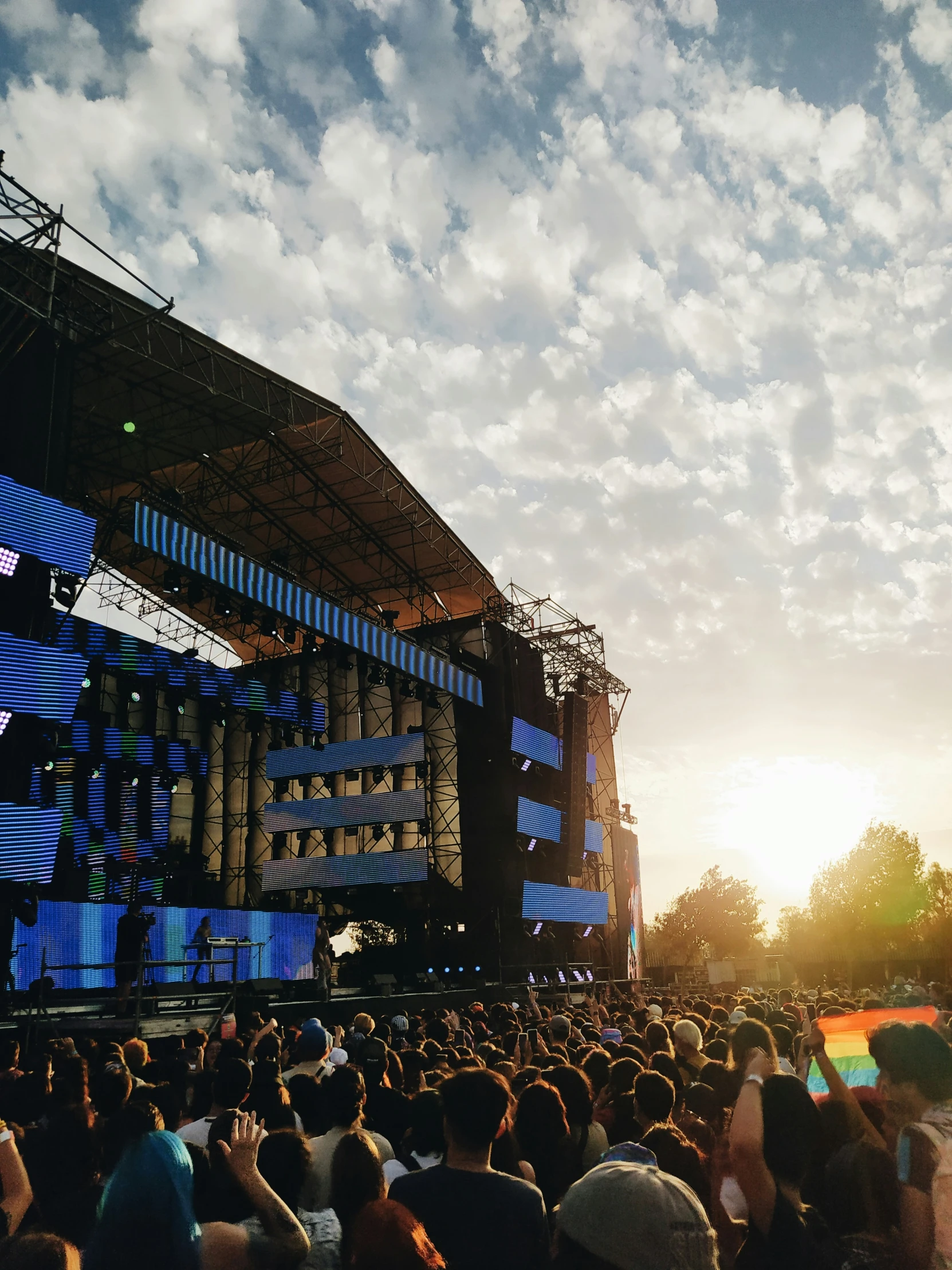 the crowd of people is gathered to watch the concert